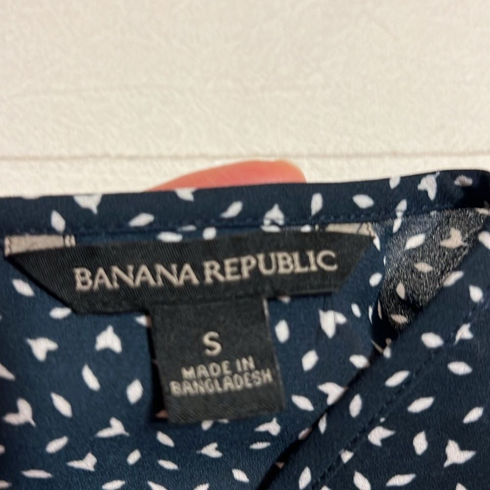 Beautiful flowing Bannana Republic Blouse - Picture 4 of 9